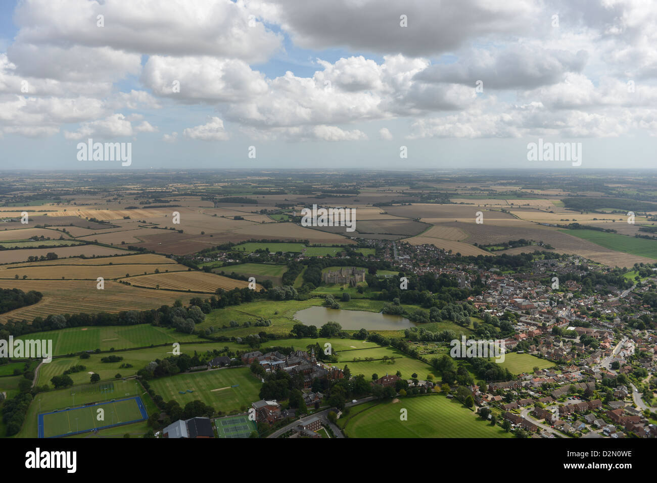 Photographie aérienne de la ville de Domfront et le château avec la campagne environnante Banque D'Images