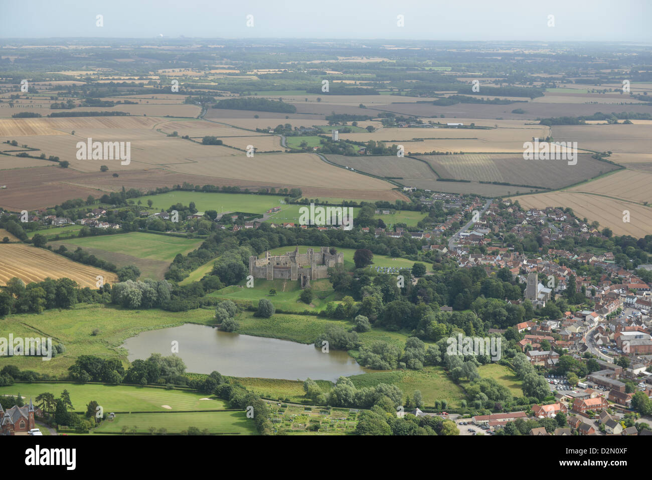 Photographie aérienne de la ville de Domfront et le château avec la campagne environnante Banque D'Images