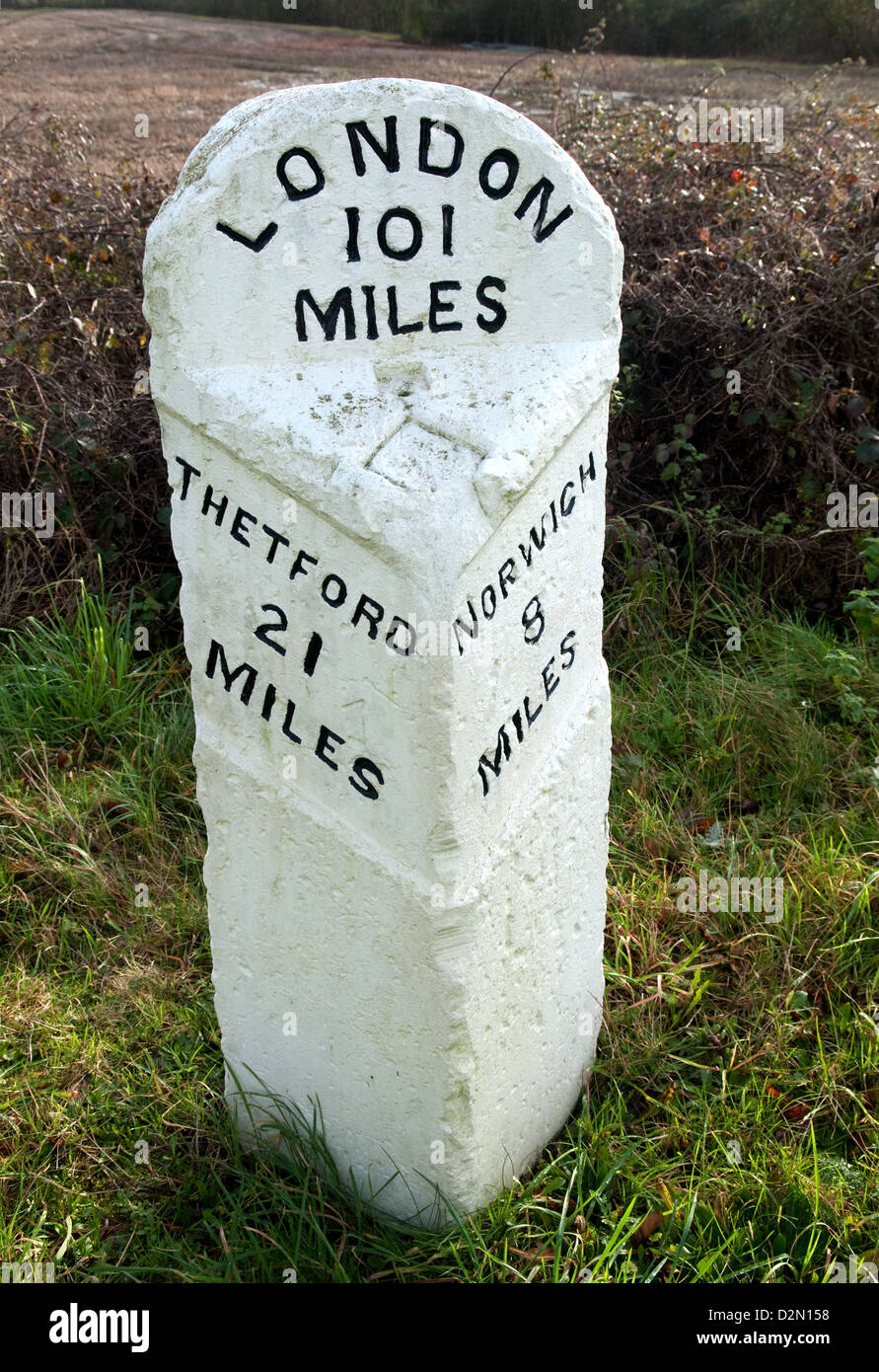 Un ancien mile marker sur la B1172 à Wymondham, Norfolk, UK Banque D'Images