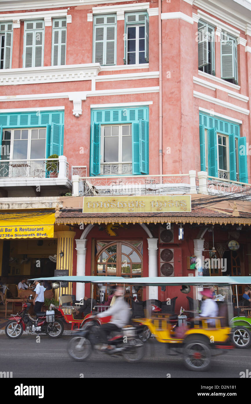 Les restaurants sur Sisowath Quay, Phnom Penh, Cambodge, Indochine, Asie du Sud, Asie Banque D'Images