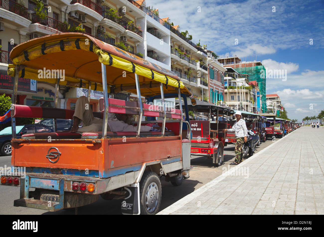 Tuk Tuks, Sisowath Quay restaurants à l'extérieur, Phnom Penh, Cambodge, Indochine, Asie du Sud, Asie Banque D'Images