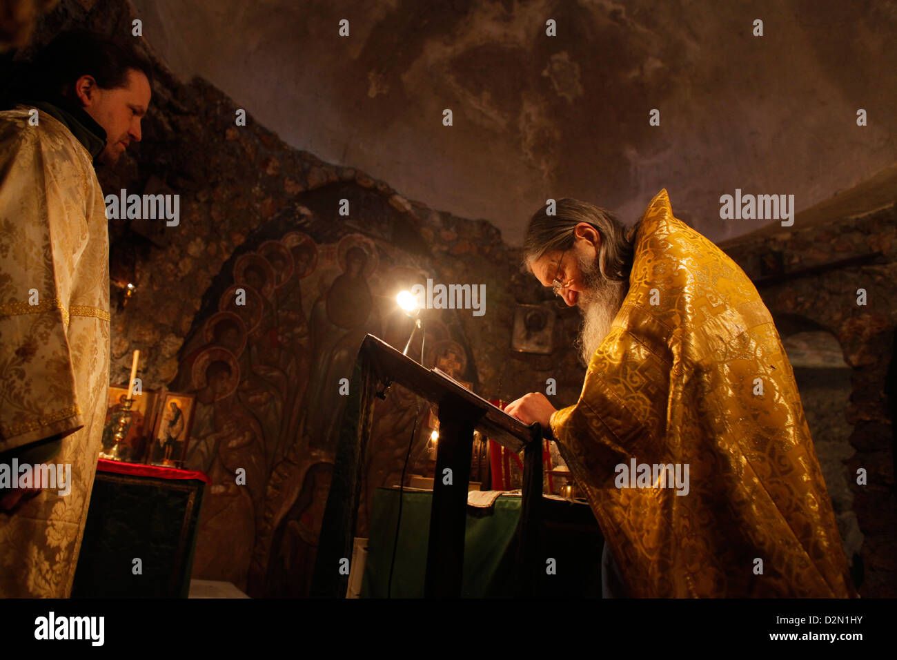 Diacre et prêtre, célébration de l'église orthodoxe russe, Le Mesnil St Denis, Yvelines, France, Europe Banque D'Images