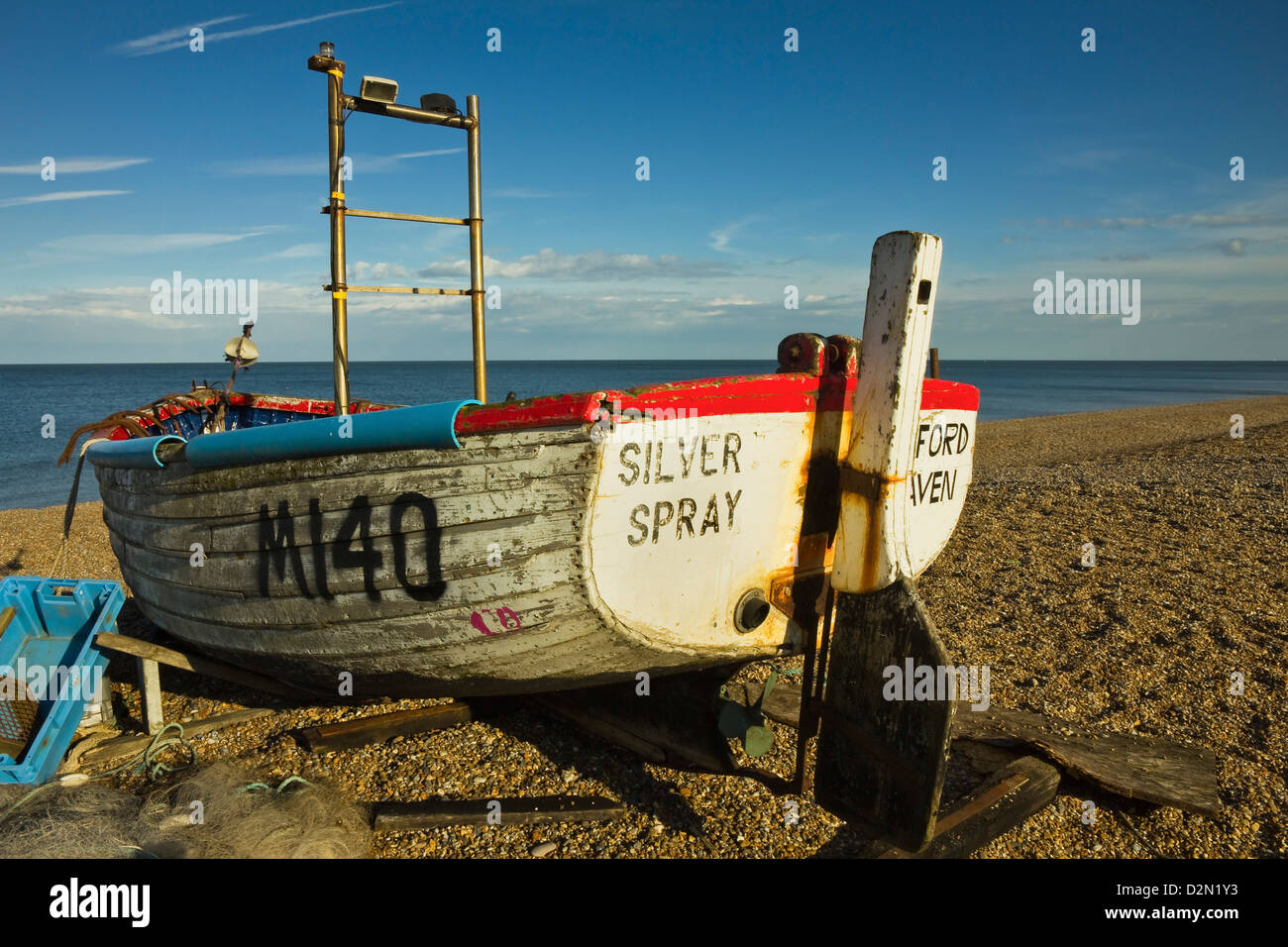 Bateau de pêche et des filets sur le front de plage de galets de cette populaire station balnéaire préservée, Aldeburgh, Suffolk, Angleterre, RU Banque D'Images