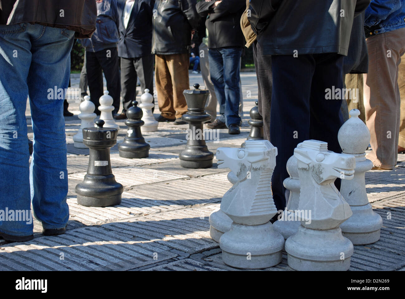 Les hommes âgés jouant gros jeu d'échecs à Sarajevo square. Banque D'Images