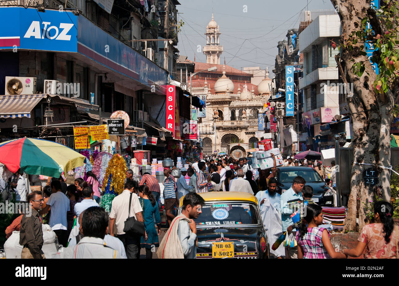 Sheikh Memon Street ( Zavari Bazar ) Mumbai ( Bombay ) l'Inde près de Crawford Market contexte mosquée Jama Masjid Banque D'Images