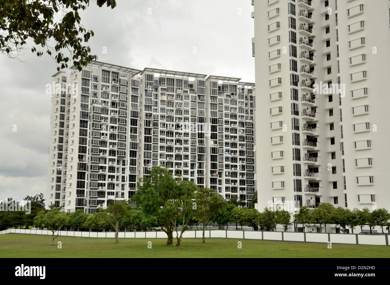 Un condominium moderne / maison d'habitation à Singapour. Remarque Les panneaux sur le toit des bâtiments. Banque D'Images