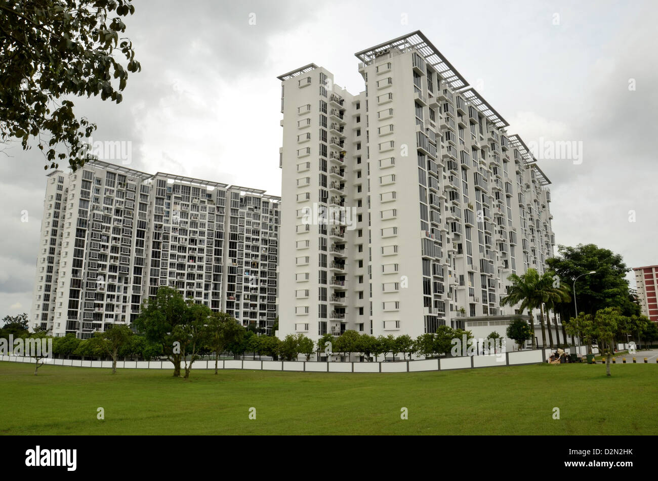 Appartement moderne dans des bâtiments à Singapour. Remarque Les panneaux sur le toit des bâtiments. Banque D'Images