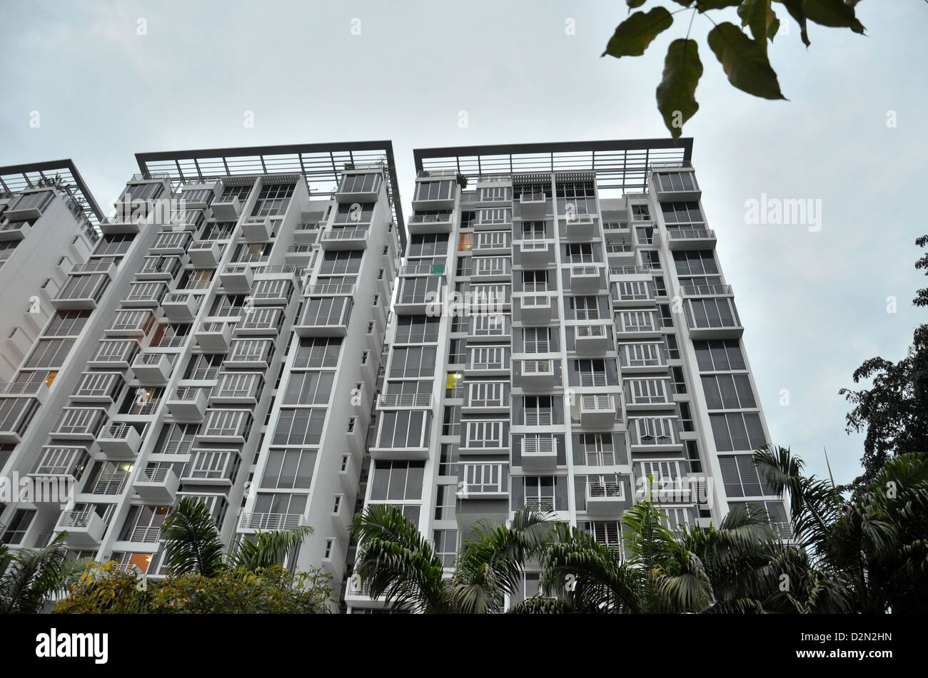 Un appartement / maison d'habitation à Singapour. Remarque Les panneaux sur le toit des bâtiments. Banque D'Images