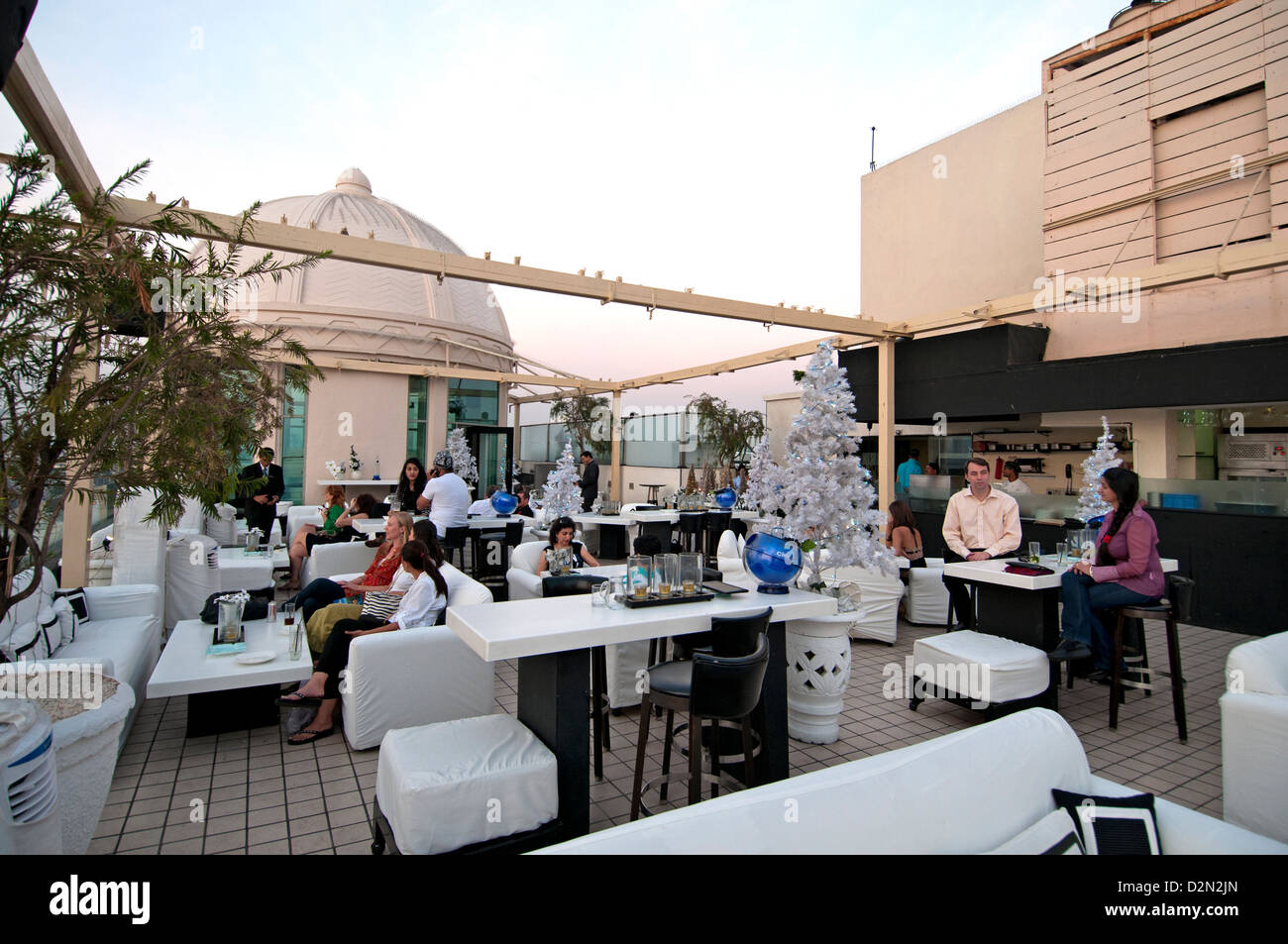 Pub Bar Café dôme toit-terrasse promenade de front de Mumbai ( Bombay ) Inde Marine Drive Banque D'Images