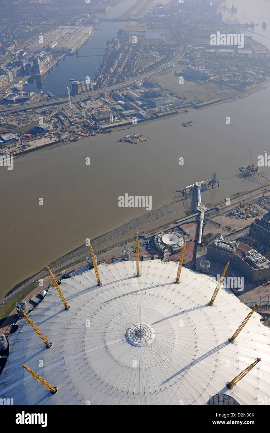 Image aérienne avec l'O2 au premier plan à la recherche sur la Tamise vers London City Airport Banque D'Images