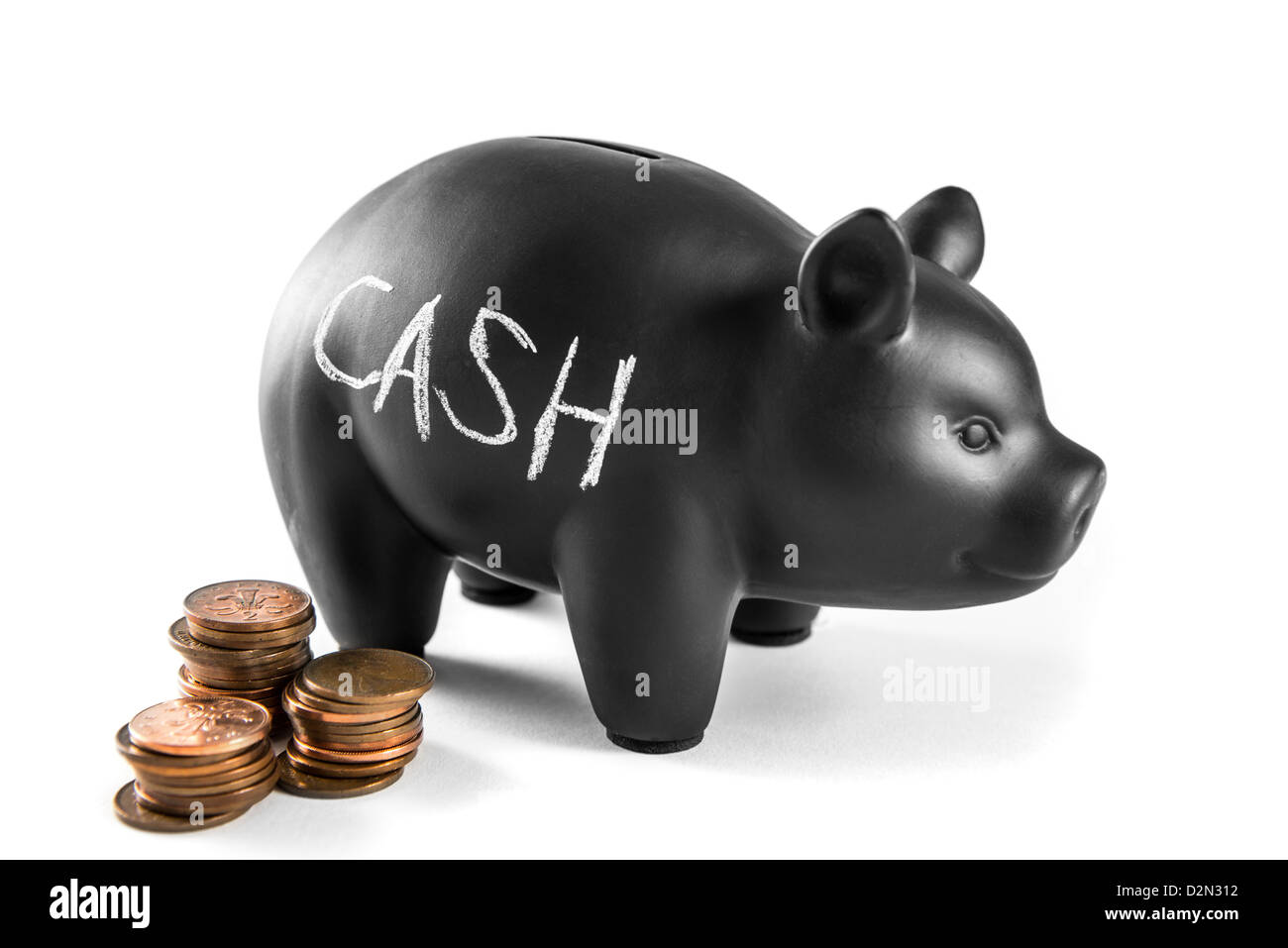 Tirelire noir sur fond blanc avec 'cash' écrit dessus et trois piles de 2 pence coins Banque D'Images
