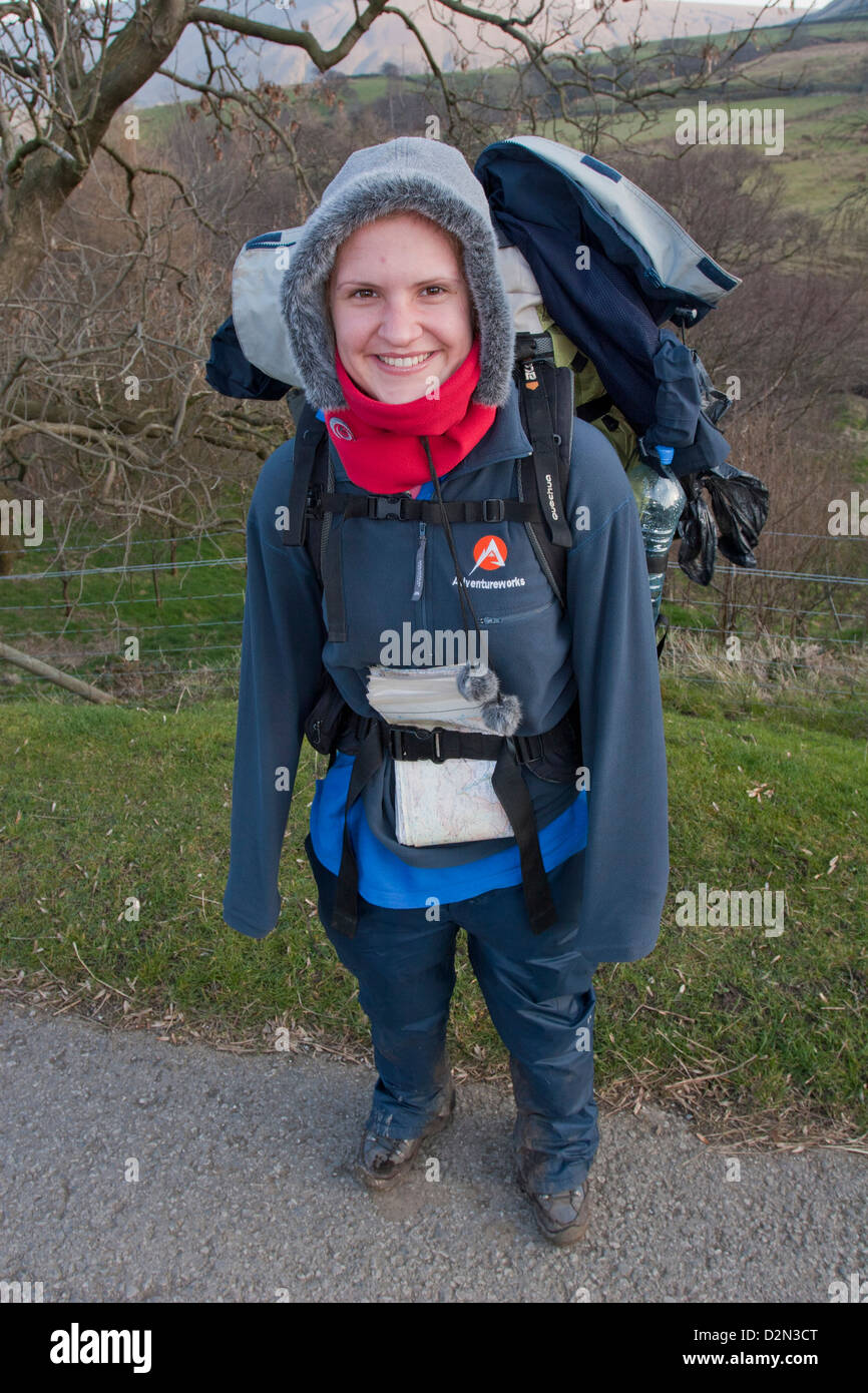 Les jeunes femmes en sac dans le parc national de Peak District, Derbyshire, Angleterre, Royaume-Uni Banque D'Images