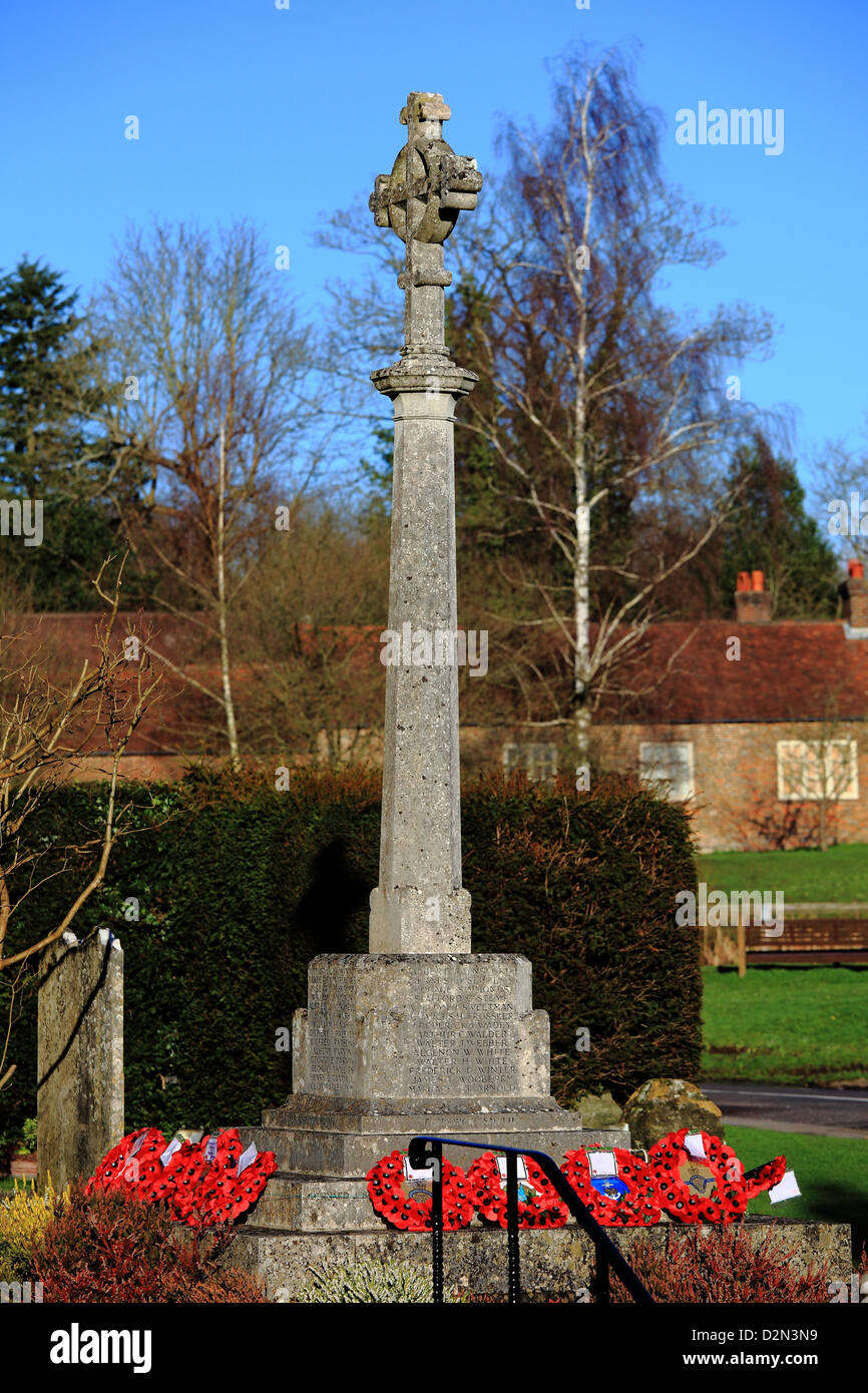 Mémorial en face de l'église Sainte Marie de Chiddingfold, Surrey, Angleterre Banque D'Images