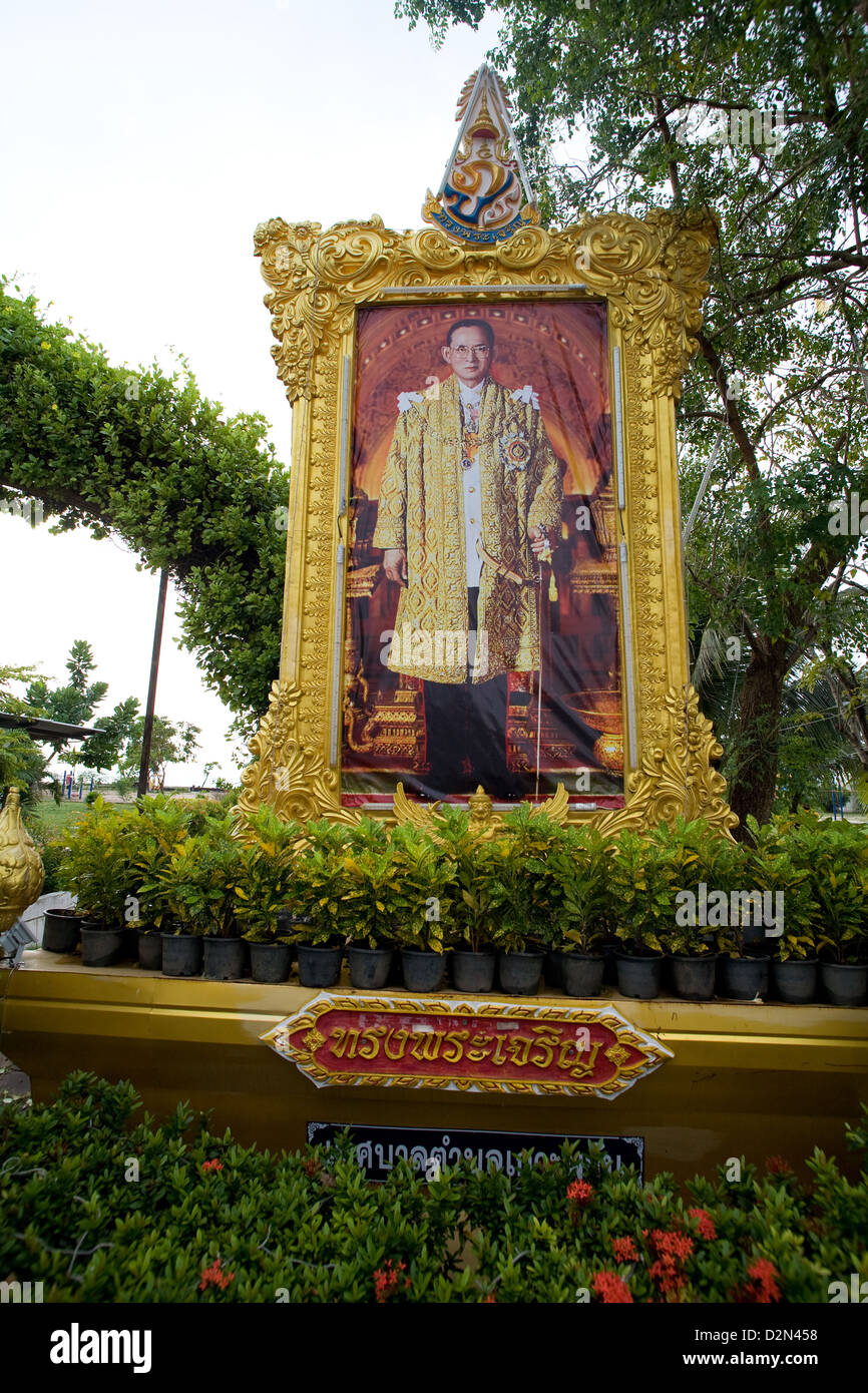 Une grande photo du roi Bhumibol Adulyadej de Thaïlande sur la rue à Thong Sala , Koh Phangan , Thaïlande Banque D'Images