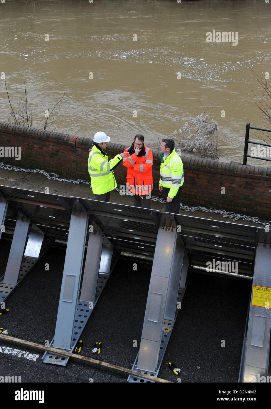 La rivière Severn est gonflée derrière les barrières d'inondation à Ironbridge, Shropshire, au Royaume-Uni. 29 janvier 2013. Les responsables de l'Agence de l'environnement discutent de la situation alors que des barrières contre les inondations sont érigées contre la rivière Severn à Ironbridge Banque D'Images
