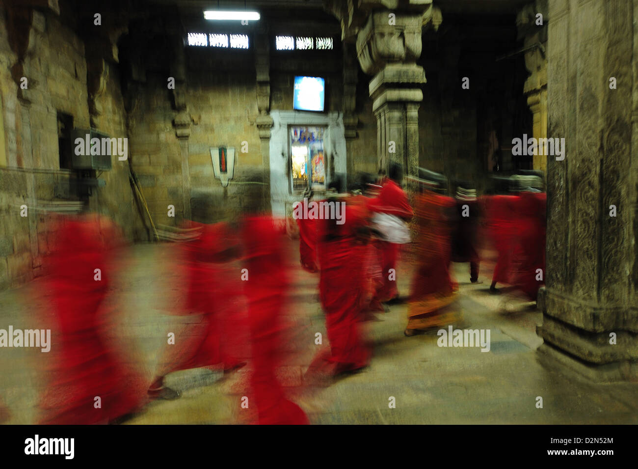 En passant par les femmes au Sri temple télé realité 6, Tamil Nadu, Inde, Asie Banque D'Images