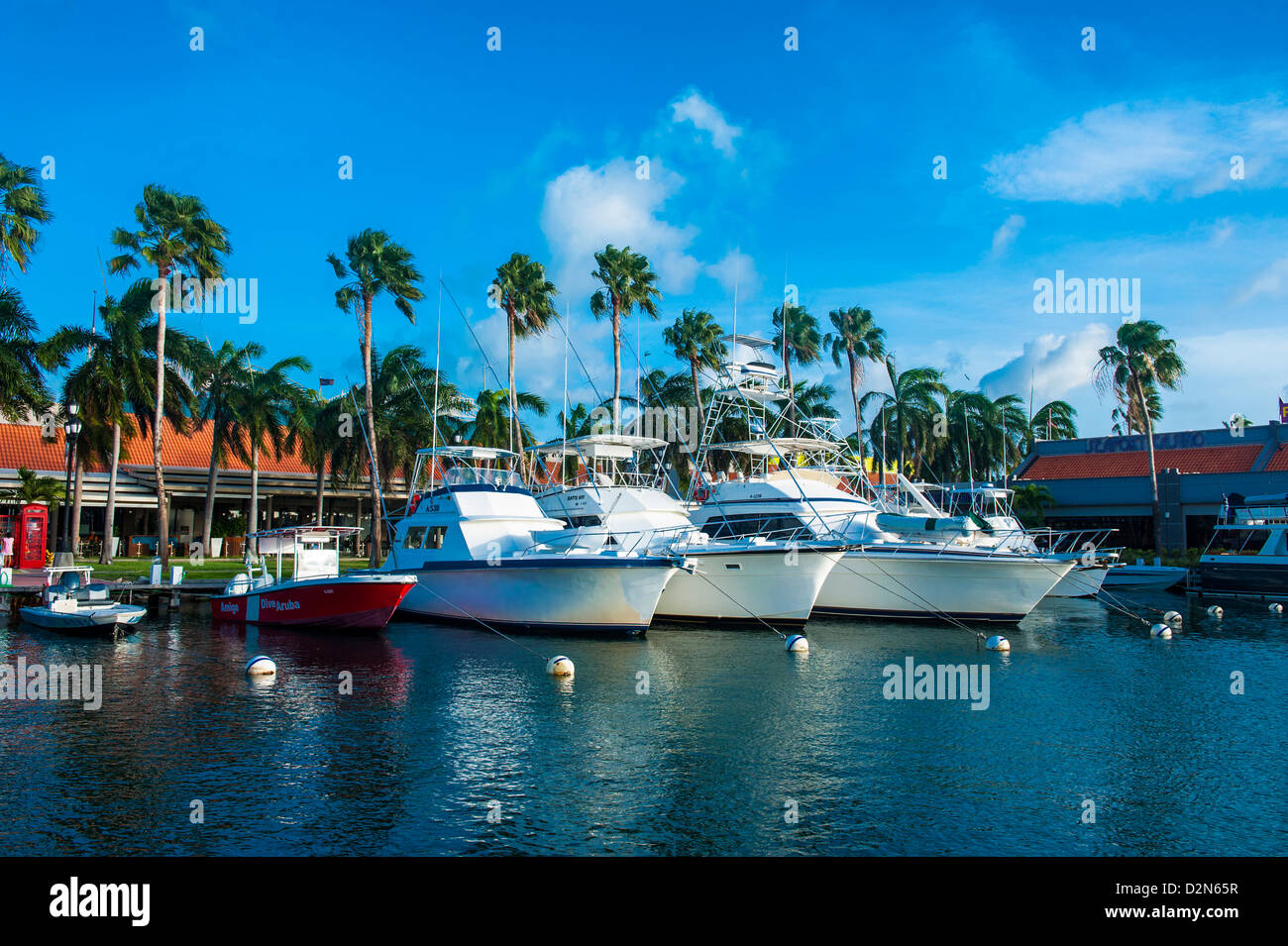 Port de plaisance au centre-ville d'Oranjestad, la capitale d'Aruba, îles ABC, Netherlands Antilles, Caraïbes, Amérique Centrale Banque D'Images