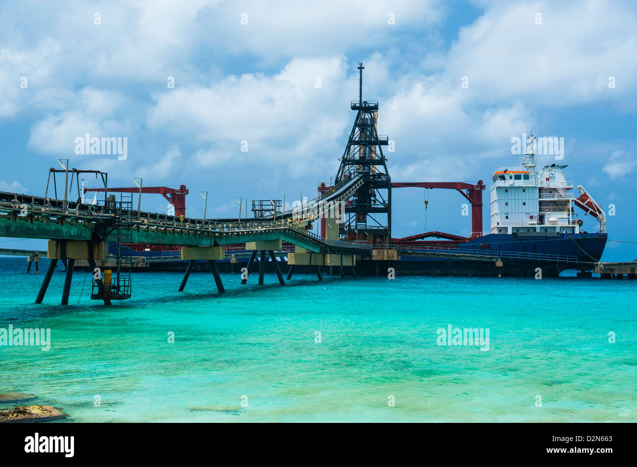 Chargement de fret avec le sel à Bonaire, Îles ABC, Netherlands Antilles, Caraïbes, Amérique Centrale Banque D'Images
