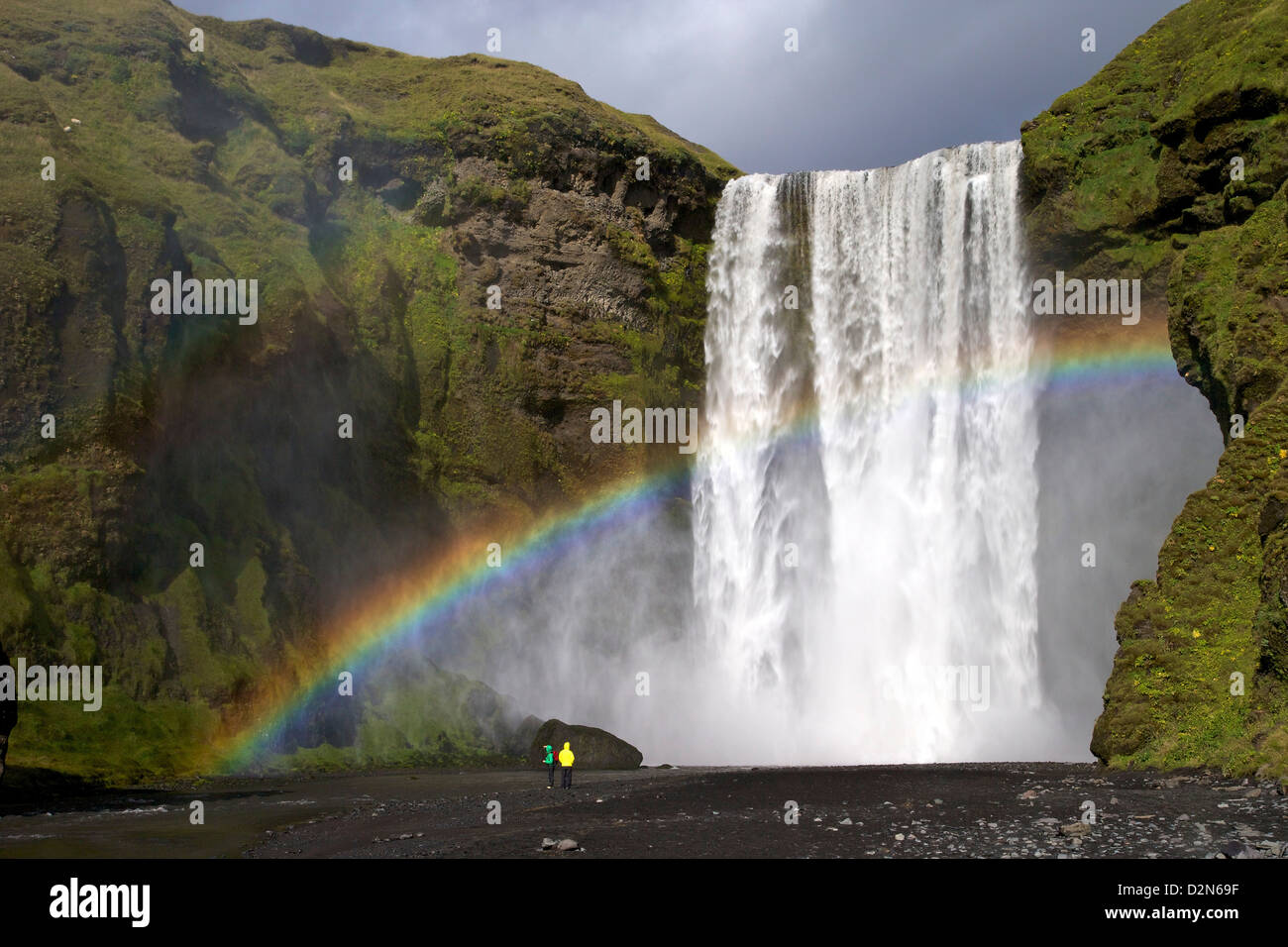 Cascade de Skogafoss avec arc-en-ciel dans le soleil d'été, côte sud, l ...