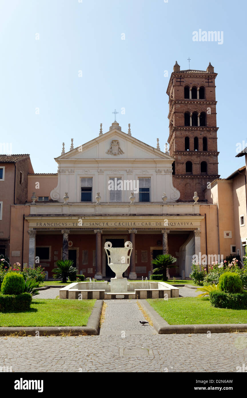 Rome. L'Italie. La cour et la façade de la Basilique di Santa Cecilia in Trastevere construit au 5ème siècle. Banque D'Images