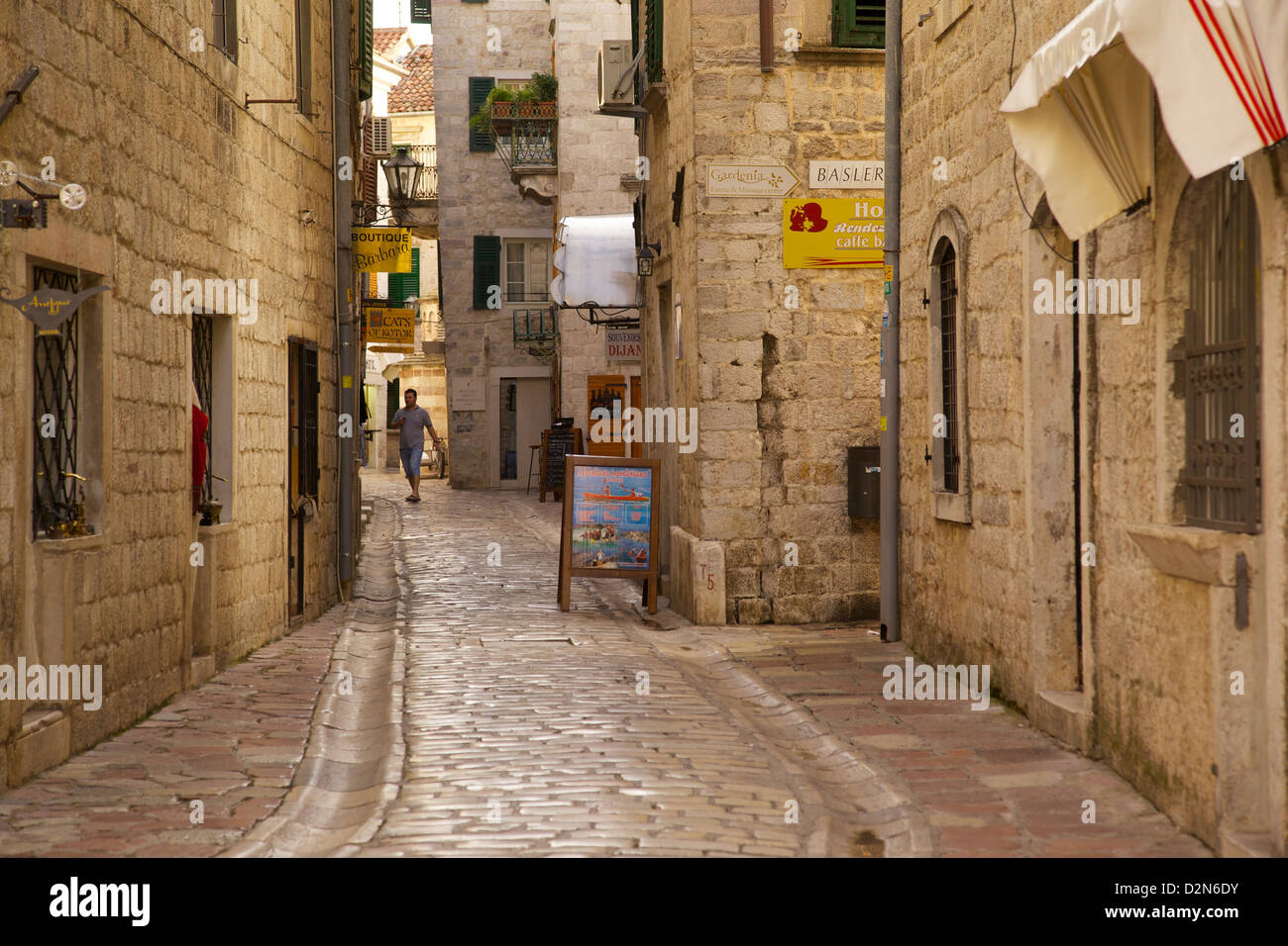 Ruelle de la Vieille Ville, site du patrimoine mondial de l'UNESCO, Kotor, Monténégro, Europe Banque D'Images