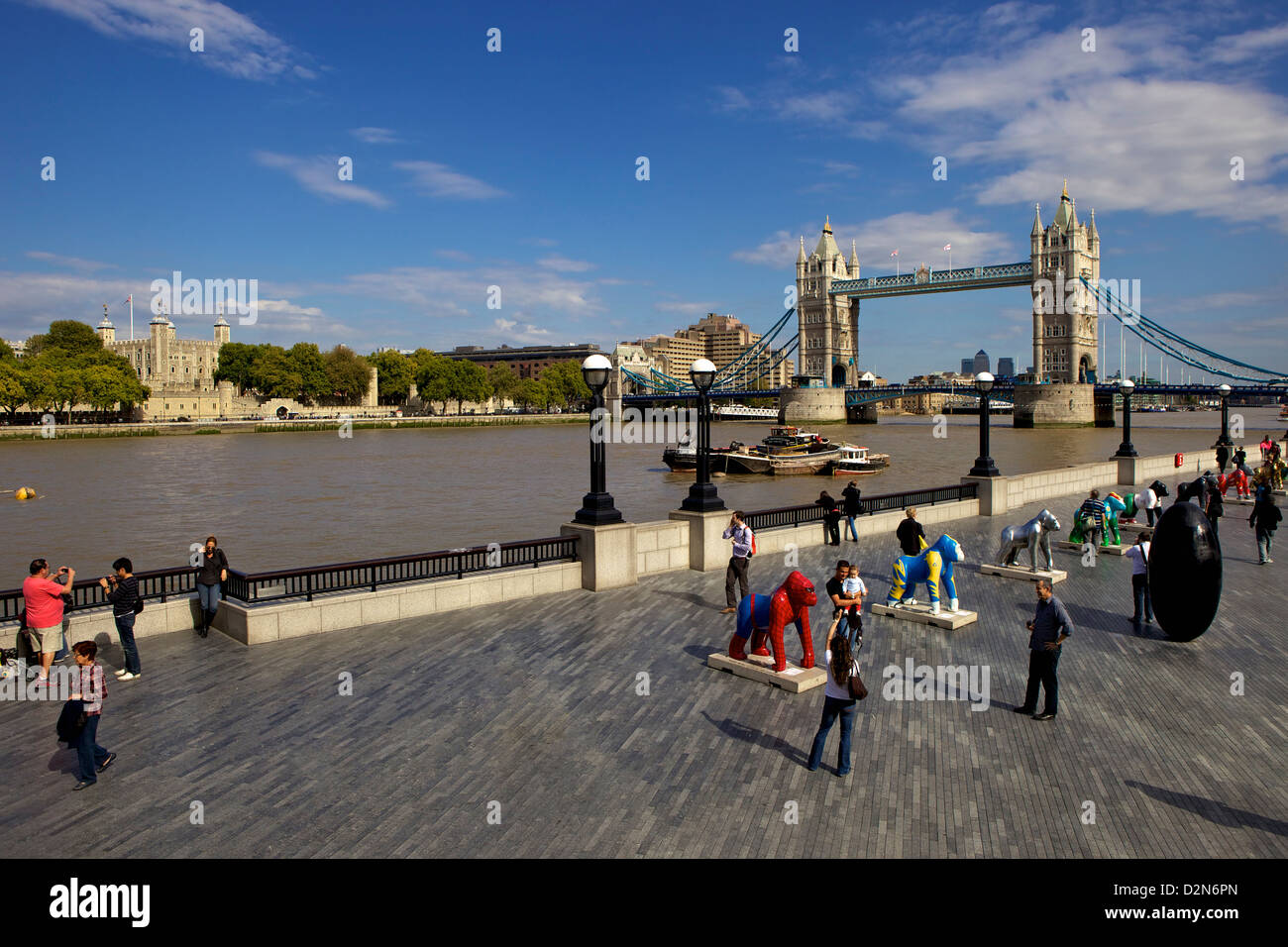 Rive sud de la Tamise, Tower of London et Tower Bridge en arrière-plan, Londres, Angleterre, Royaume-Uni, Europe Banque D'Images