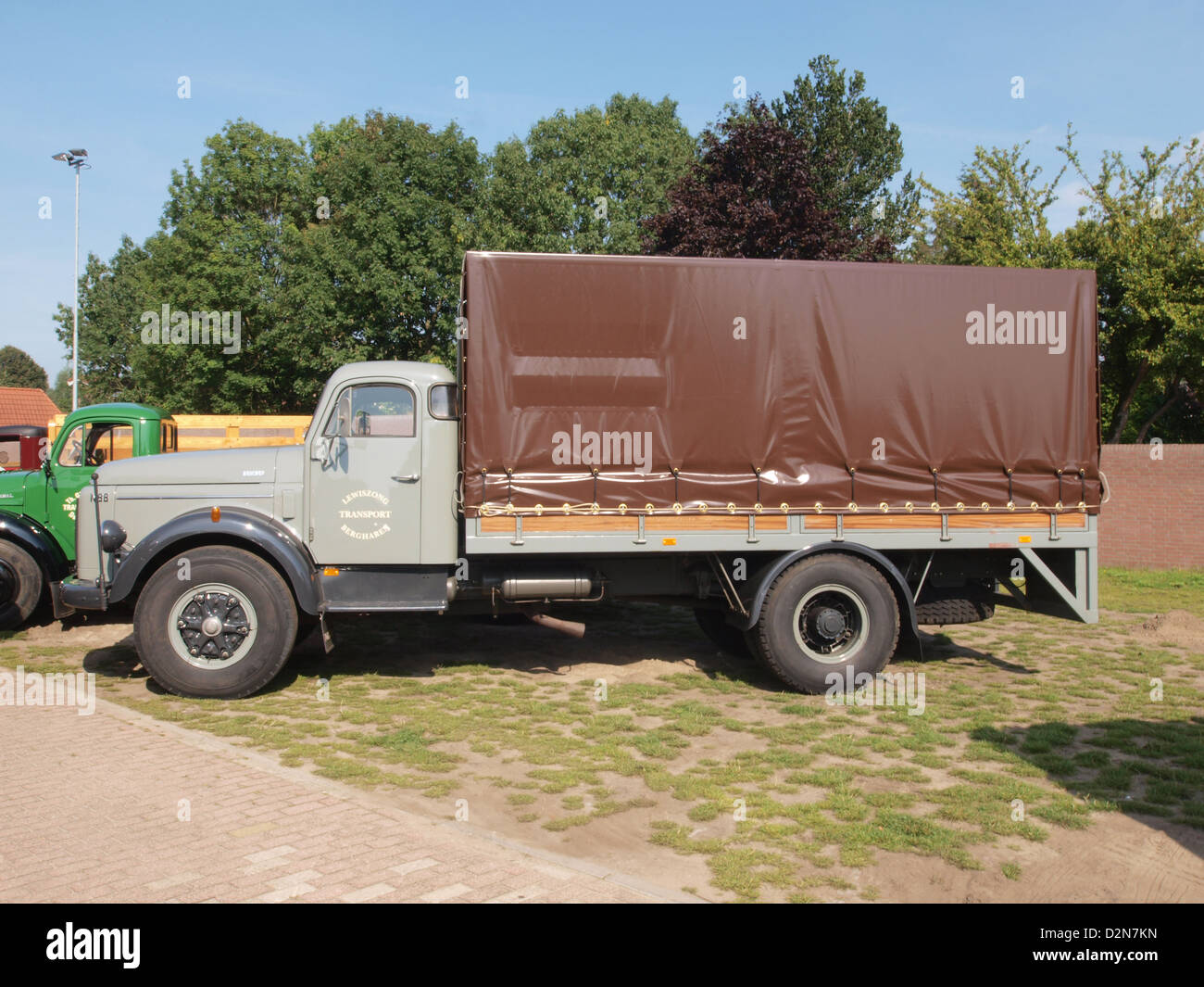 Le Volvo N88 44 TS est un véhicule de construction polyvalent utilisé pour les tâches lourdes telles que la manutention et le transport de matériaux. Reconnu pour sa durabilité, le véhicule est conçu pour résister aux environnements difficiles et offrir des performances fiables sur les chantiers de construction. Banque D'Images