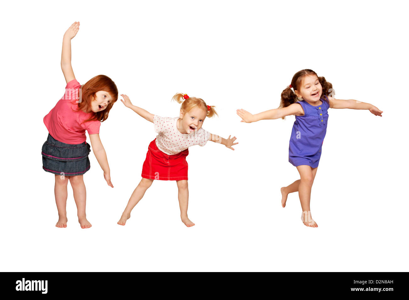 Heureux les petits enfants la danse de l'air. Rousse, blonde et brune des filles. Joyeuse fête. Isolé sur fond blanc. Banque D'Images