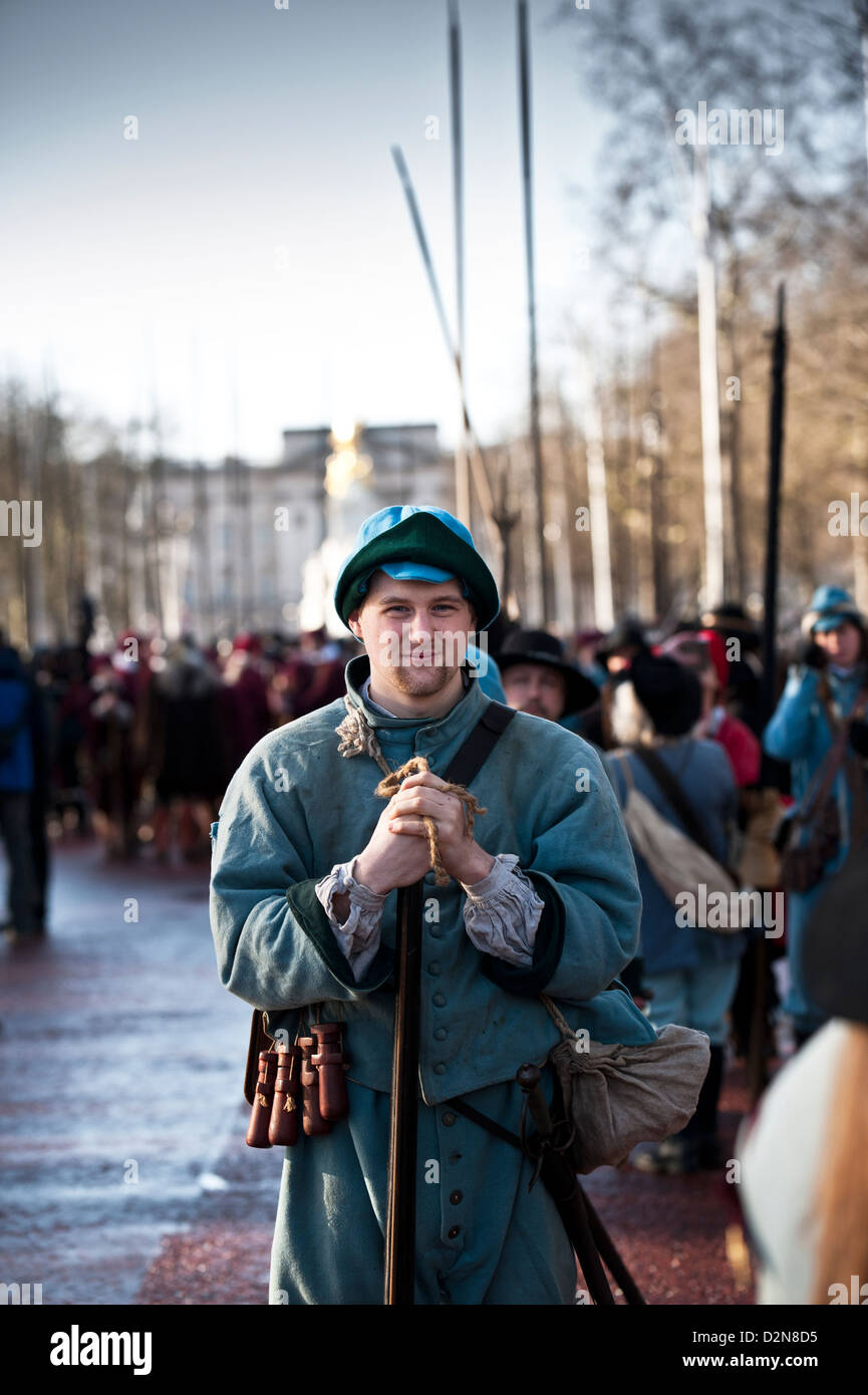 Membre de la guerre civile anglaise Society en attente de mars pour commémorer l'exécution du Roi Charles I Banque D'Images