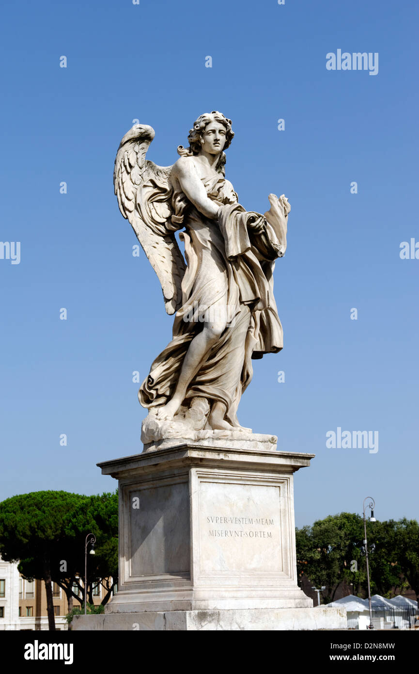 Rome. L'Italie. Vue de l'Ange avec l'habillement et dés la figure sculpture sur le Ponte Sant'Angelo. Banque D'Images