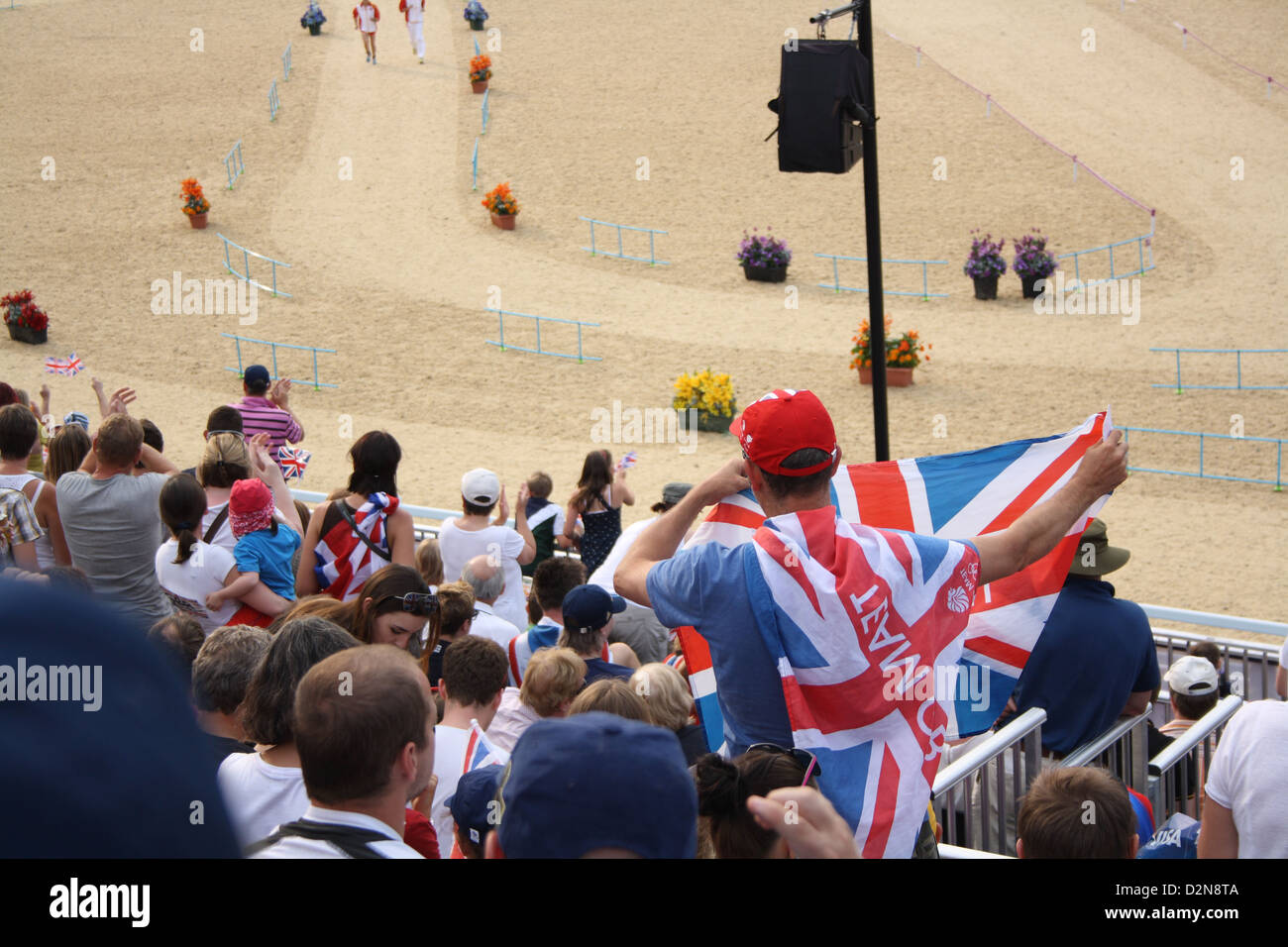 Spectateurs montrant le soutien à l'Jeux olympiques de 2012 à Londres, le pentathlon moderne finale. Banque D'Images