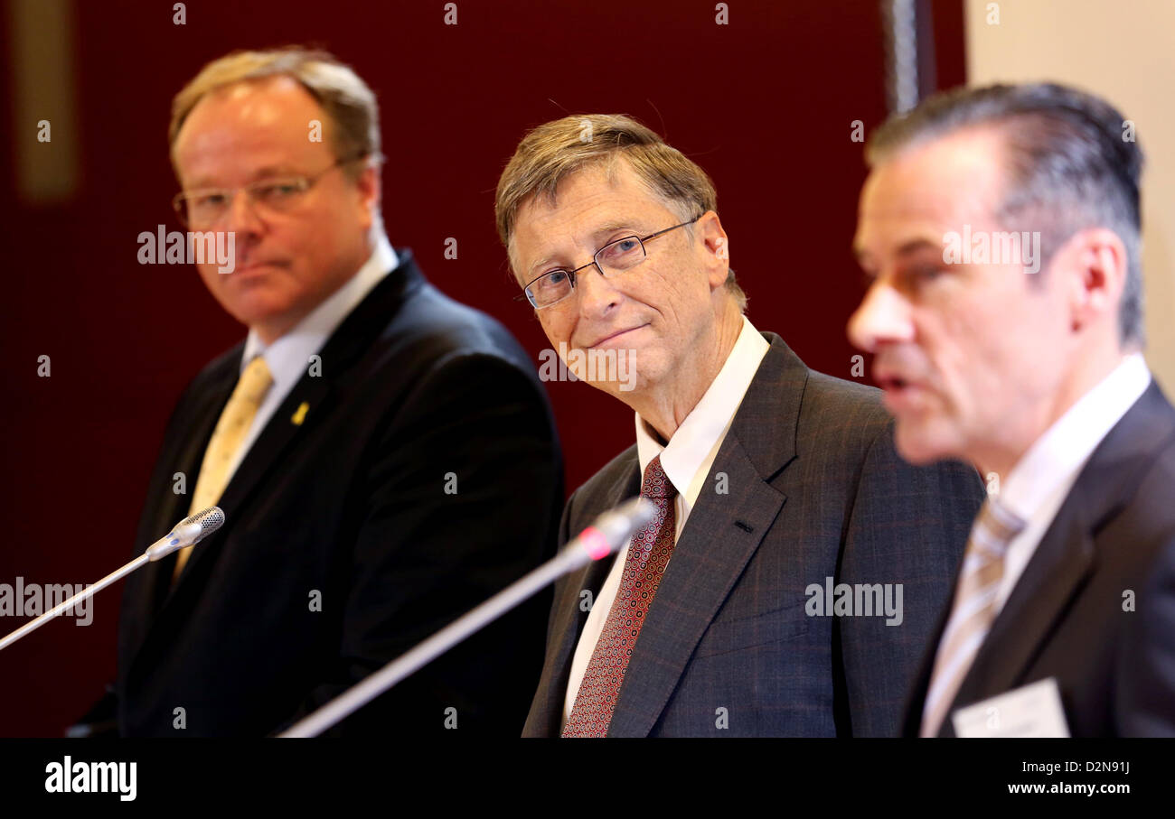 Bill Gates, fondateur de Microsoft et responsable de la Fondation Bill et Melinda Foundation (C), des discussions lors d'une conférence de presse à côté de la ministre fédérale allemande du développement, Dirk Niebel FDP (L) et Liam Condon, directeur général de Bayer CropScience à Berlin, Allemagne. 29 janvier 2013. Photo : Kay Nietfeld/Alamy live news. Banque D'Images