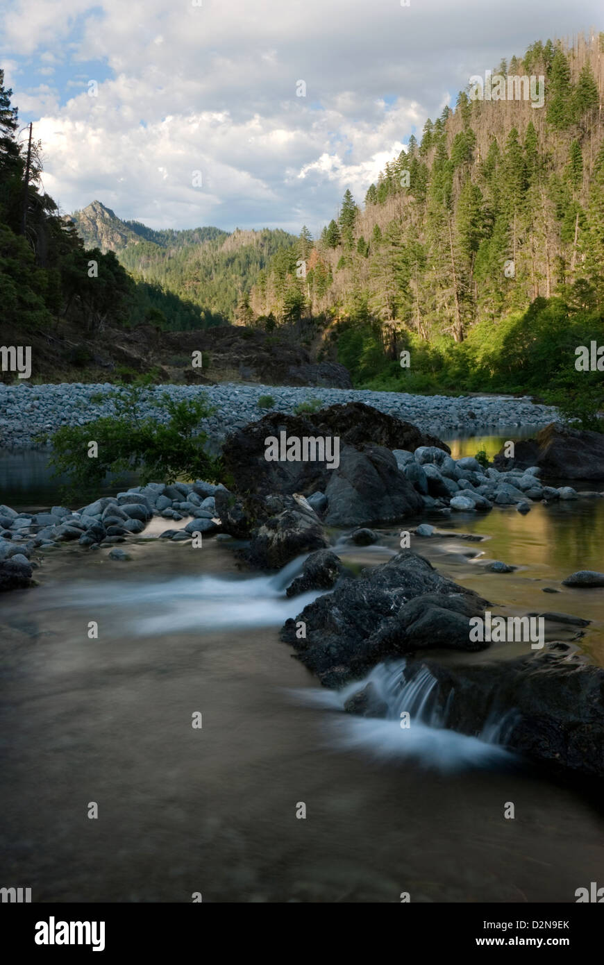 La confluence de Klondike Creek et la rivière Illinois dans l'Oregon est montagnes Siskiyou. Banque D'Images