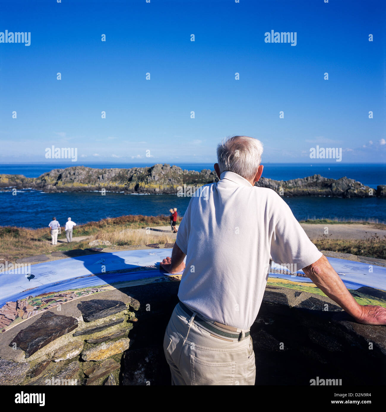 Homme regardant le sanctuaire d'oiseaux de l'île des Landes, plate-forme d'observation à la pointe du Grouin, point de vue du cap, Cancale, Bretagne, France, Europe Banque D'Images