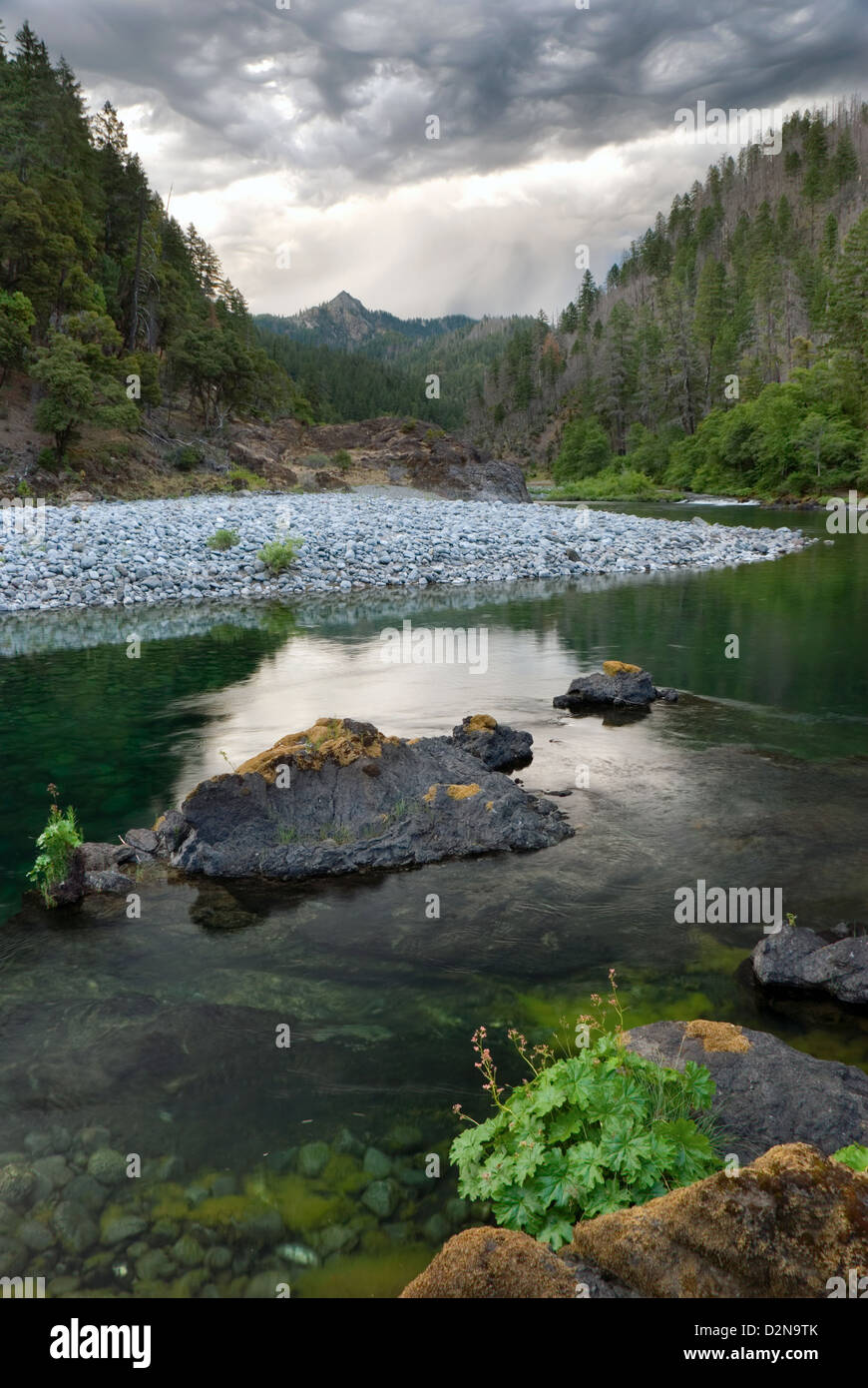 La rivière Illinois dans les montagnes Siskiyou de l'Oregon. Banque D'Images