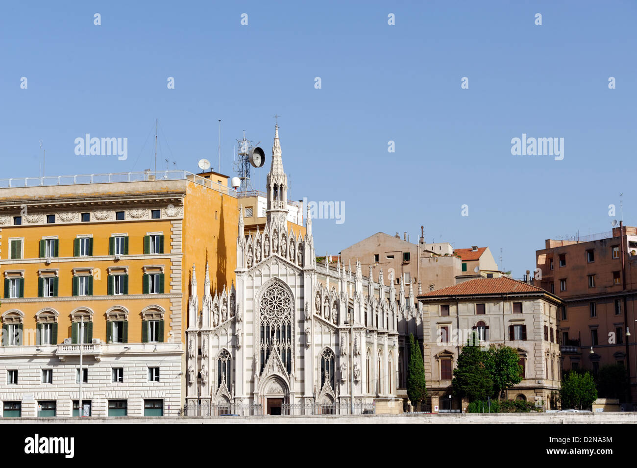 Rome. L'Italie. Le style gothique Chiesa Sacro Cuore del Suffragio situé le long de la rivière Tibre Banque D'Images