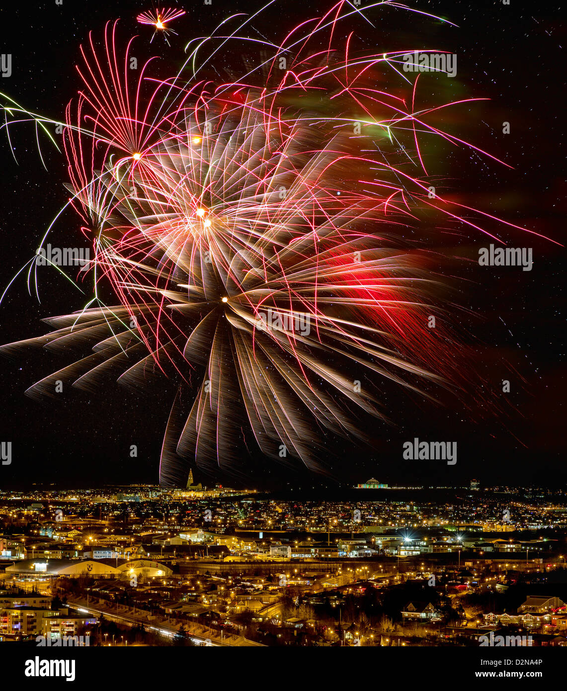 Plus d'artifice et de la banlieue de Reykjavik, Islande Banque D'Images