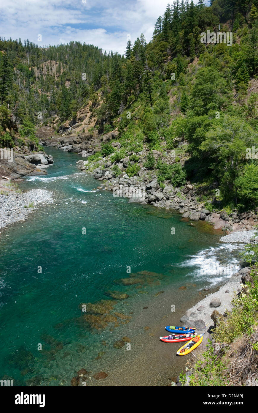 Les kayaks gonflables sur le bord de la rivière Illinois dans l'Oregon est montagnes Siskiyou. Banque D'Images