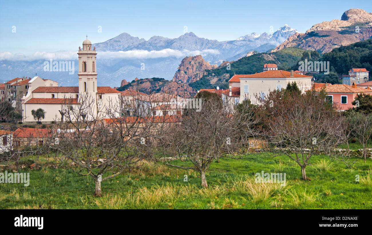 Vue sur le village Corse Cargese (au nord d'Ajaccio) à prendre le matin, au cours de l'hiver, de hautes montagnes en arrière-plan Banque D'Images