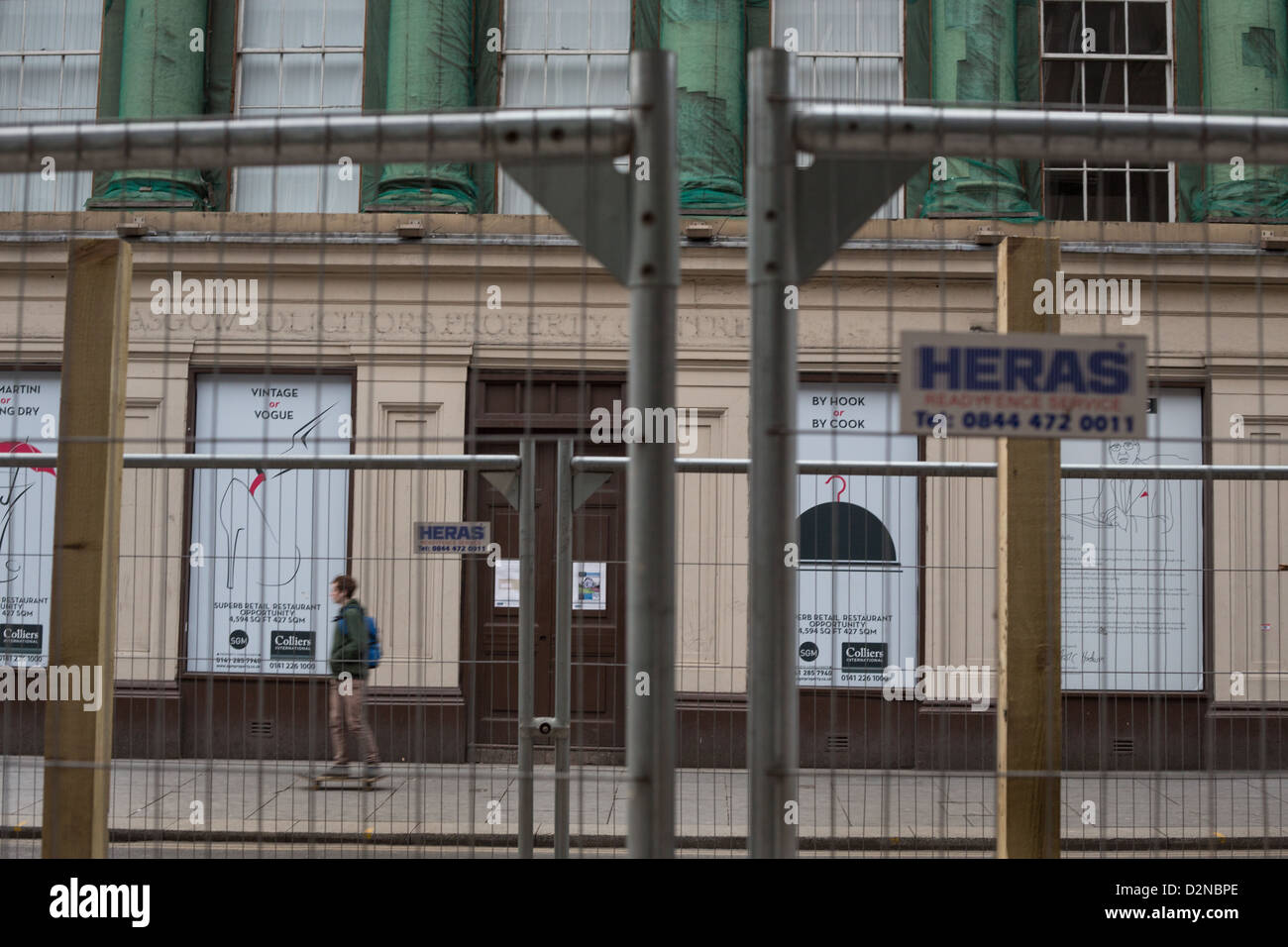 Aperçu de rues, de laisser des signes, et barricadèrent boutiques, dans le centre-ville, à Glasgow, Ecosse, Grande-Bretagne, 2013. Banque D'Images