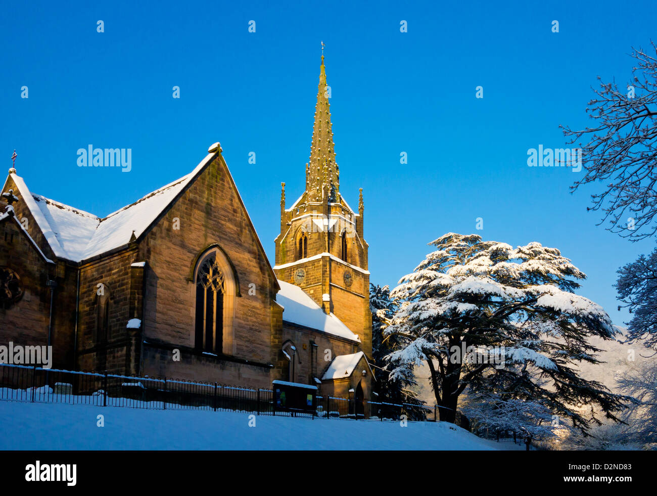 Scène d'hiver avec la neige et le ciel bleu à l'église Holy Trinity à Matlock Bath village de Derbyshire Dales England UK Peak District Banque D'Images