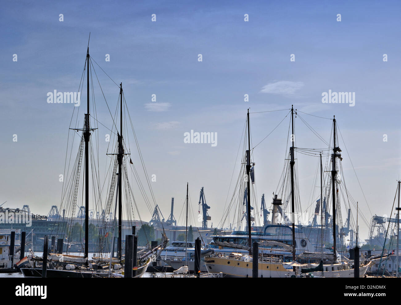Navires dans le port de Hambourg Banque D'Images