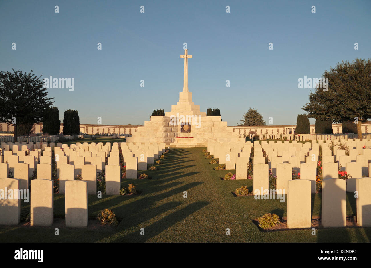 La Croix du Sacrifice au coucher du soleil dans le Commonwealth de Tyne Cot Cemetery à Zonnebeke, Belgique. Août 2013 Banque D'Images La Croix du Sacrifice au coucher du soleil dans le Commonwealth de Tyne Cot Cemetery à Zonnebeke, Belgique. Août 2013 Banque D'Images