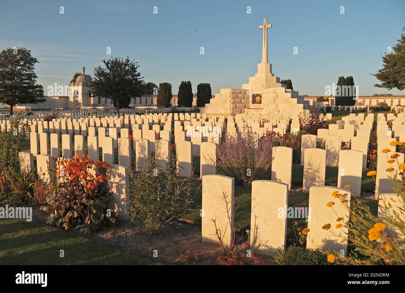 La Croix du Sacrifice au coucher du soleil dans le Commonwealth de Tyne Cot Cemetery à Zonnebeke, Belgique. Août 2013 Banque D'Images