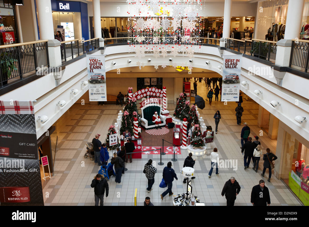 Midtown Plaza Mall avec le père noël avant noël grotte Saskatoon Saskatchewan Canada Banque D'Images