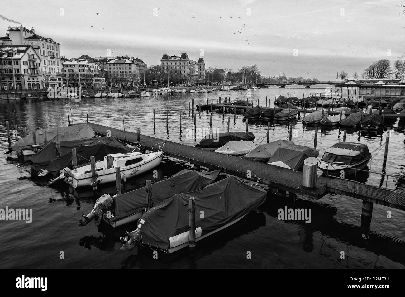 Bateaux sur la rivière Limmat au crépuscule. Zurich, Suisse. Banque D'Images