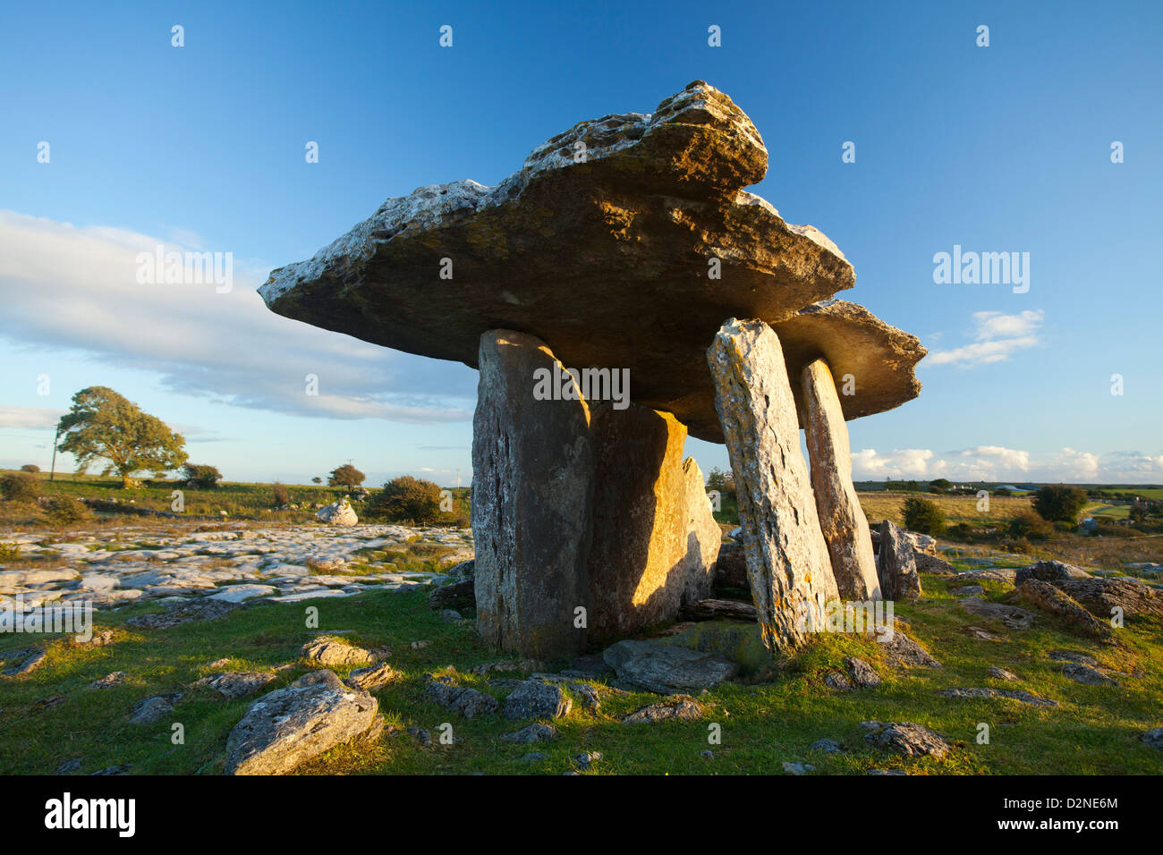 Lumière du soir sur Dolmen de Poulnabrone, le Burren, comté de Clare, Irlande. Banque D'Images