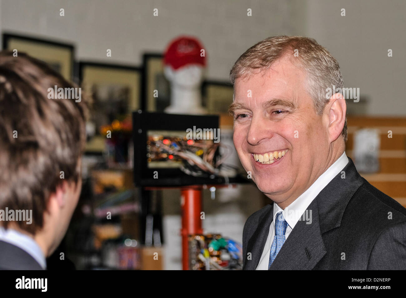 29 janvier 2013 à Belfast, en Irlande du Nord. Le prince Andrew, duc de York, discute avec un exposant à l'Irlande du Nord Science Park Banque D'Images