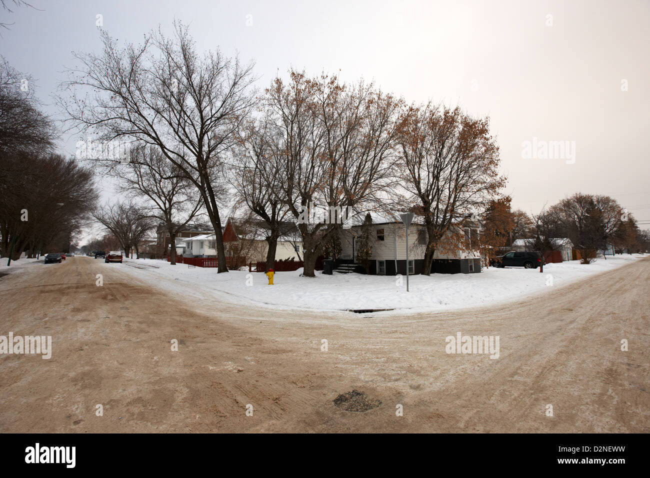 Intersection des rues résidentielles couvertes de neige Saskatoon Saskatchewan Canada Pleasant Hill Banque D'Images
