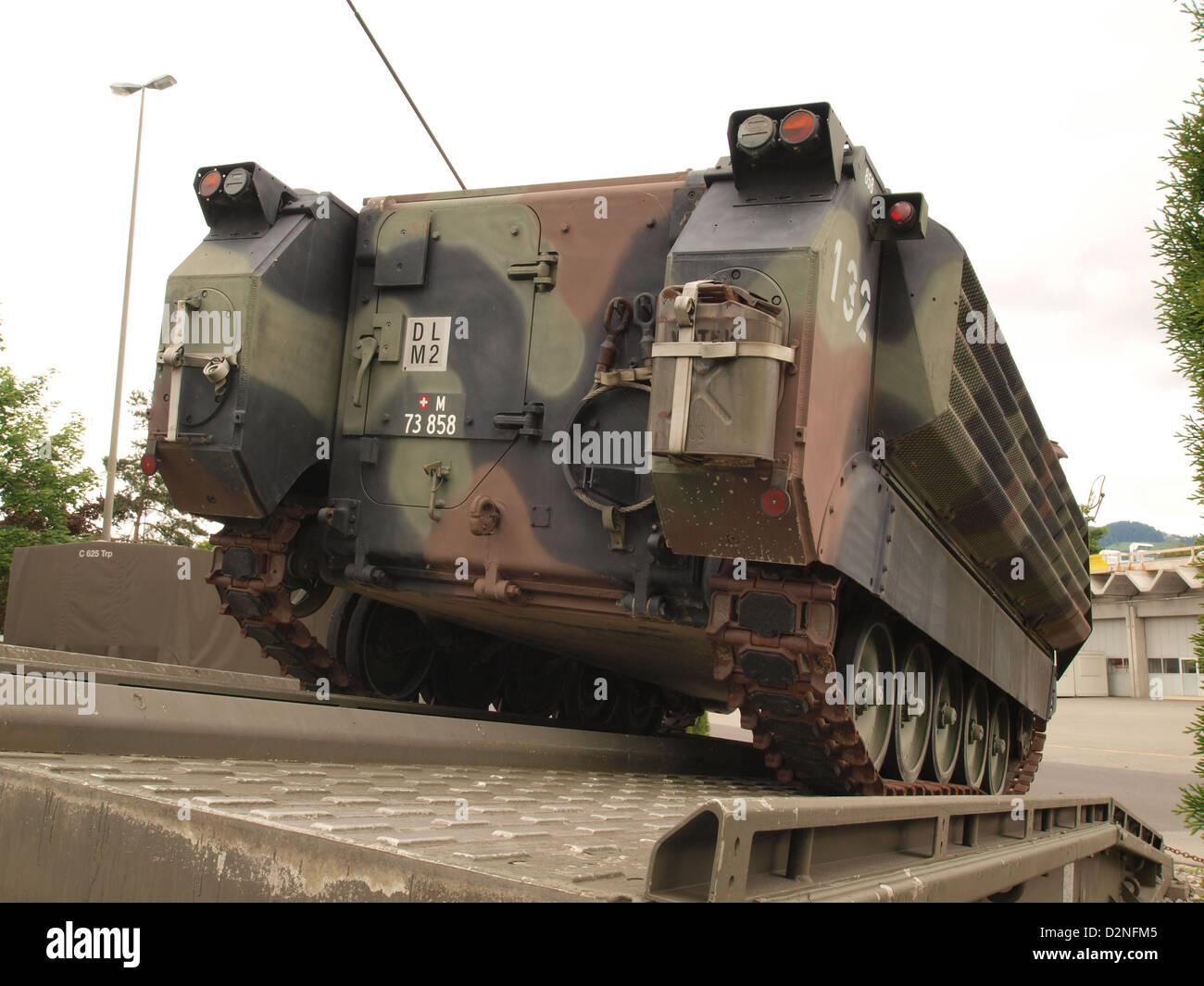 Le M113 Schützenpanzer 63/89 est un véhicule blindé de combat d'infanterie utilisé par diverses forces armées. Basé sur le M113, il a été amélioré avec des armures et des armes améliorées. Le véhicule est conçu pour transporter les soldats dans les zones de combat tout en fournissant protection et soutien. Il reste un atout important dans les opérations militaires, avec des applications polyvalentes dans divers terrains. Banque D'Images